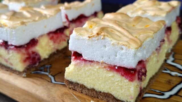 tarta regala cu fructe si bezea